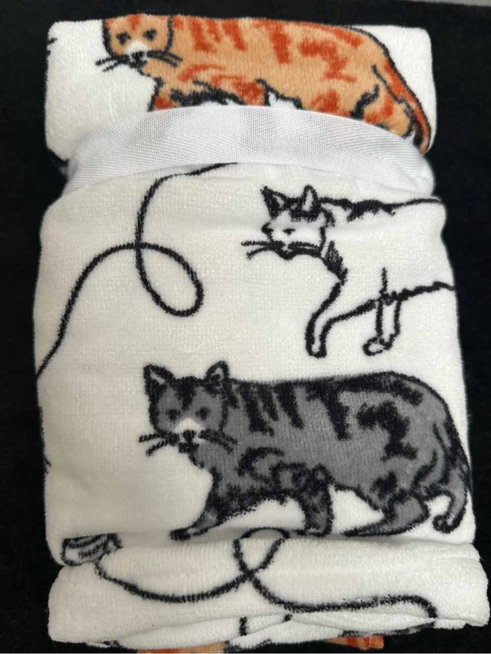 Deborah Connolly Designs Cat Fingertip Hand Towels Set of 2 NWT Plush